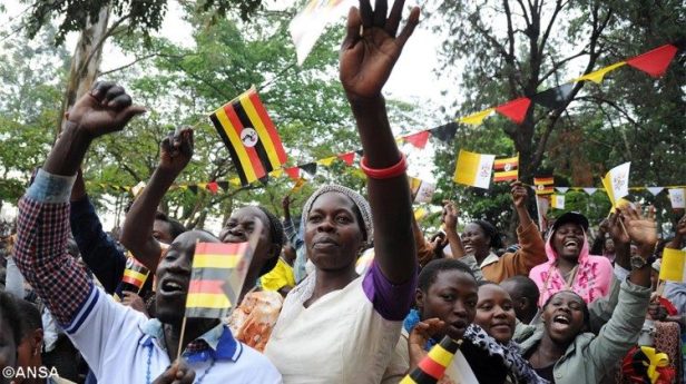 La gioia della folla per la visita di Papa Francesco in Uganda, nel novembre 2015