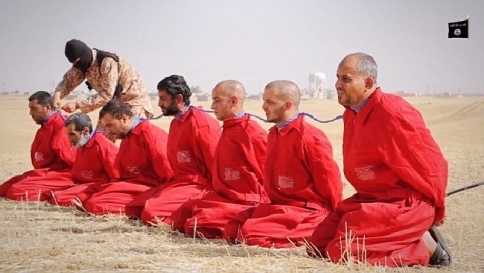Libia, nuovo orrore dell'Isis - dodici miliziani decapitati e crocifissi a Sirte